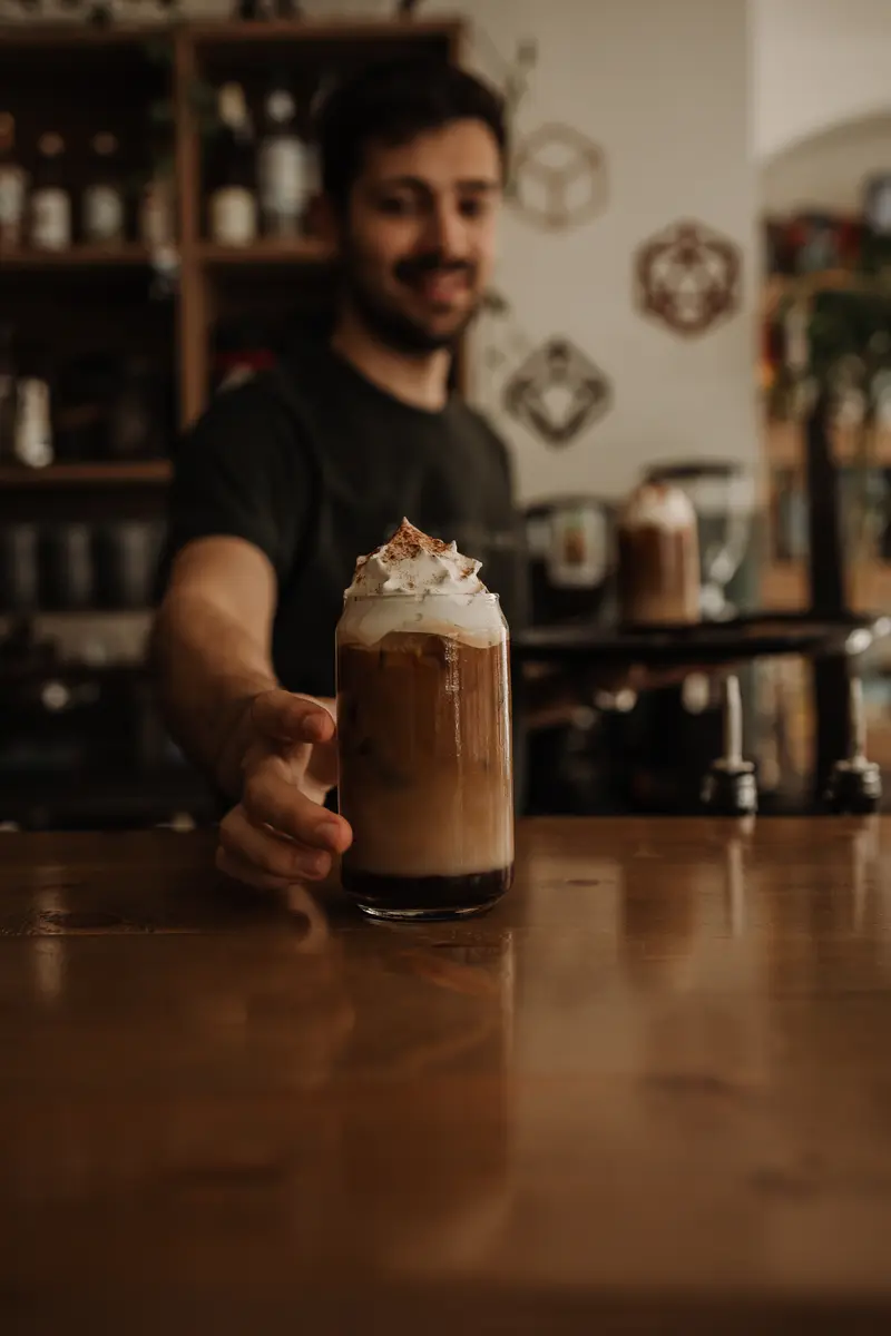 Ο barista του DiceHeart σερβίρει έναν signature coffee